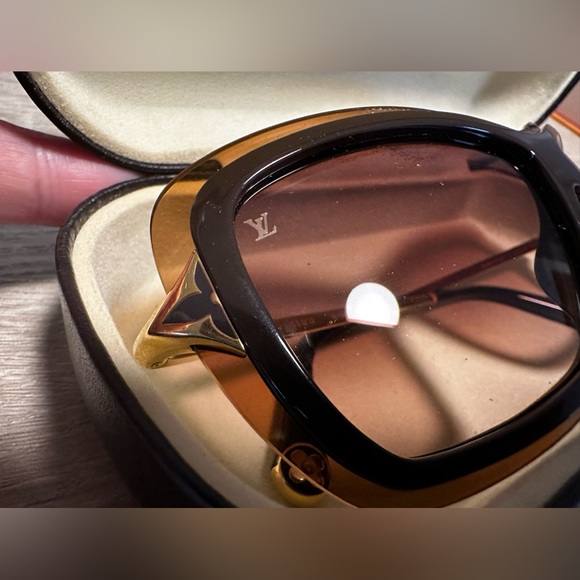 💯PRICE IS FIRM! LOUIS VUITTON POPPY BROWN SUNNIES - COMES WITH HARD CASE - Picture 5 of 16